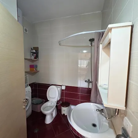 At Konan's 아파트