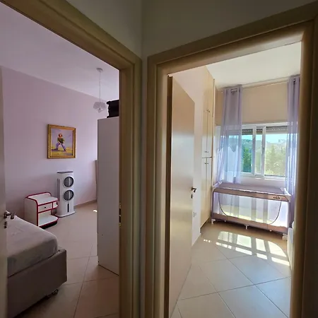 At Konan's 아파트 *